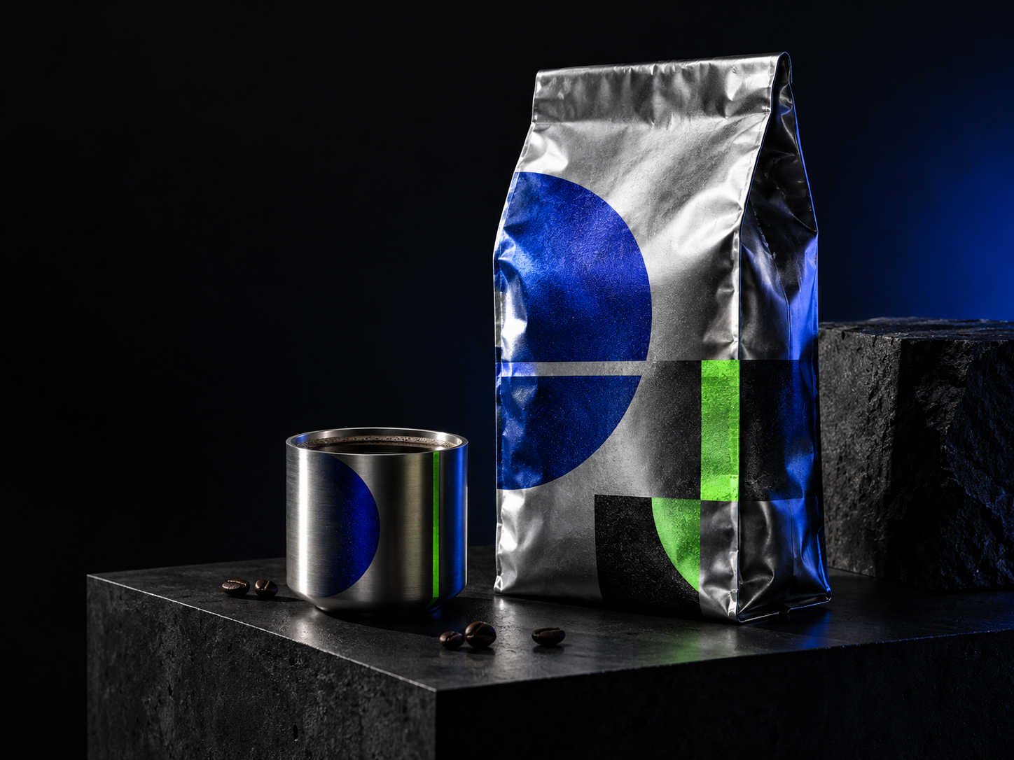 FORM 独立咖啡品牌的银色包装与杯具视觉